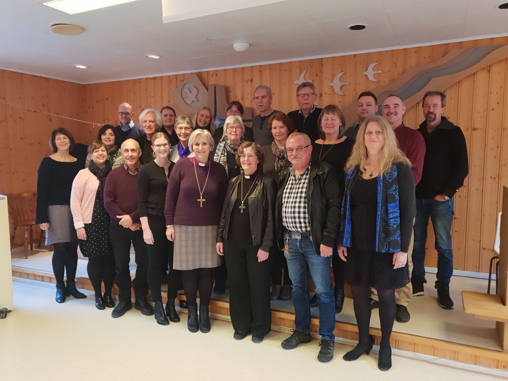 Biskop Herborg Finnset og prost Brita Hardeberg sammen med de kirkeansatte i Indre Fosen, på bispevistasens første dag. (Foto: Inge Torset)