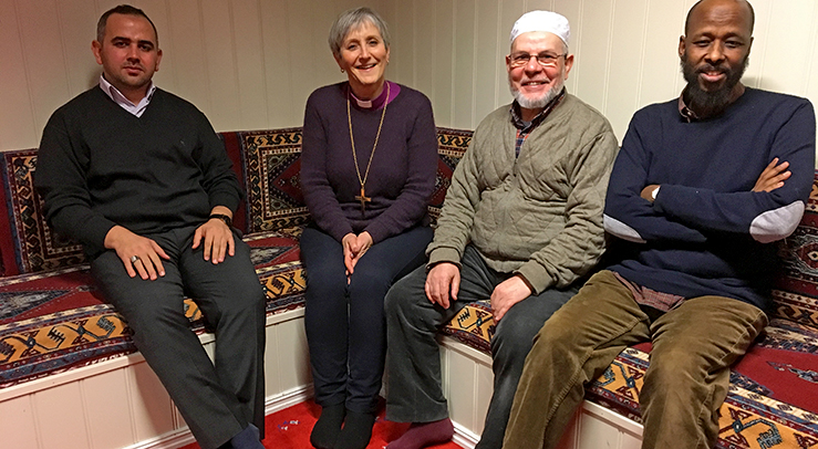 Biskop Herborg sammen med tre av Trondheims imamer. Fra venstre: Imam Mustafa Ergun (Mevlana kulturforening), biskop Herborg Finnset, Imam Tayeb Berghout (Muslim Society Trondheim), Imam Abdinur Mohammed ( Dar-El-Eman) (Foto: Olav Dahle Svanholm)