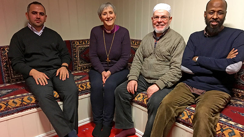 Biskop Herborg sammen med tre av Trondheims imamer. Fra venstre: Imam Mustafa Ergun (Mevlana kulturforening), biskop Herborg Finnset, Imam Tayeb Berghout (Muslim Society Trondheim), Imam Abdinur Mohammed ( Dar-El-Eman) (Foto: Olav Dahle Svanholm)