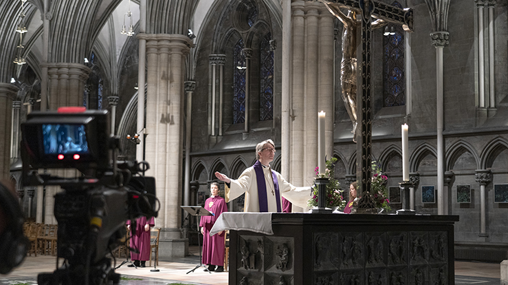 Sokneprest Andreas Hilmo Grandy-Teig leder den digitale gudstjenesten fra Nidarosdomen på palmesøndag. Her fra fjorårets gudstjenestesending. (Foto: Gorm Kallestad/NTB)