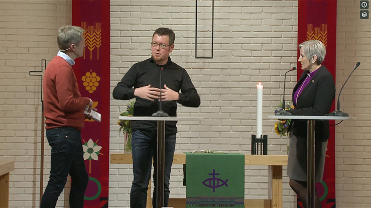 Programleder Magne Vik Bjørkøy i samtale med sokneprest Harald Hauge og biskop Herborg Finnset i en av sekvensene fra TV-sendingen "Folkekirke i ei ny tid". (Foto: Skjermdump)