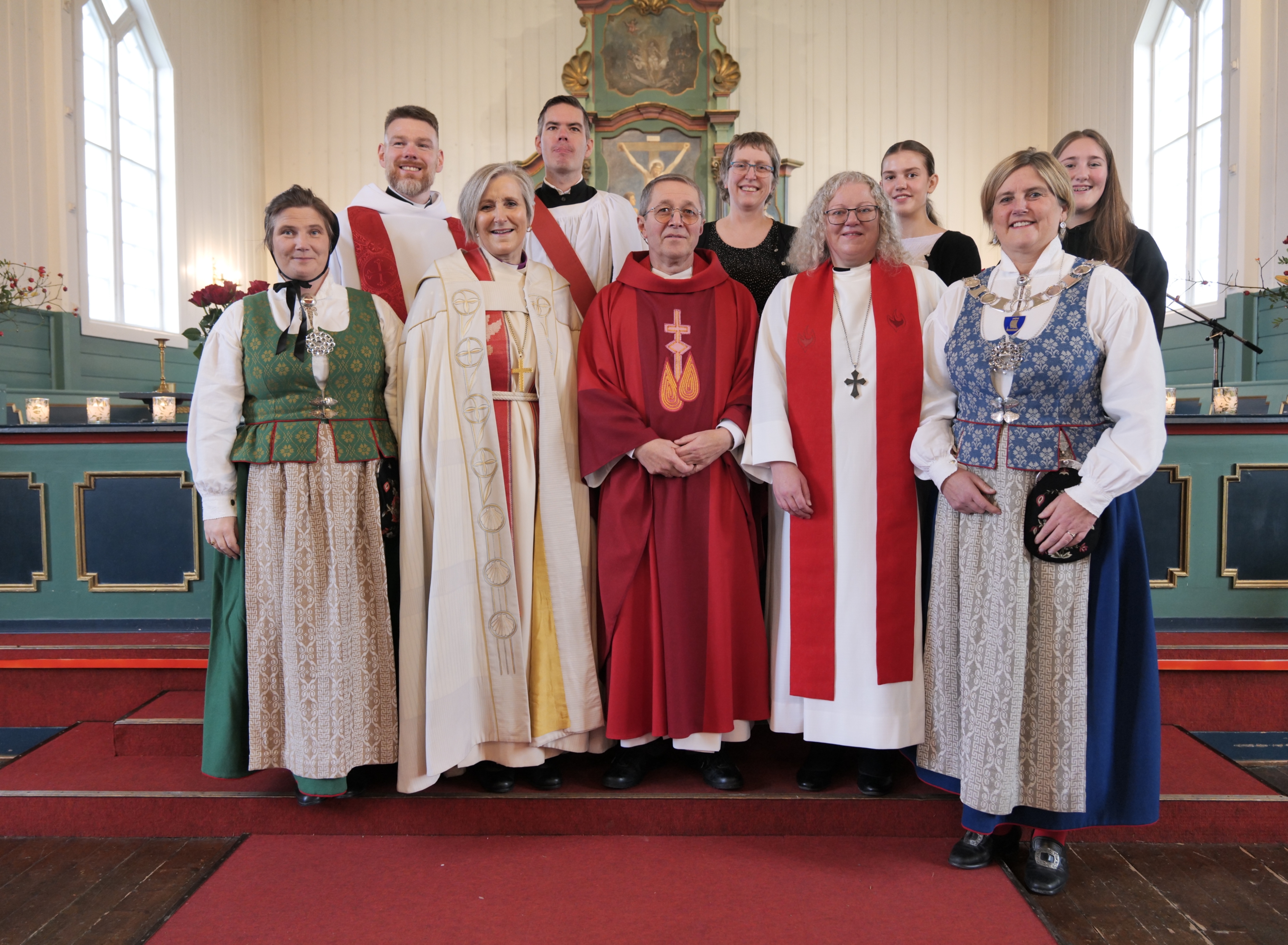DELTAKERE: Biskop Herborg Finnset, prost Christine Waanders i Stiklestad prosti,  sokneprest Gunnar Einar Steingrimsson i Egge, kantor Kristin Eek, kantor Wout Bosschaart, undervisningsleder Marte Cicilie Mæhre, menighetspedagog Anne Lise Voll og orgelelevene Hanna Alexandersen (t.v) og Johanne Fredly (t.h) sammen med ordfører Anne Berit Lein i Steinkjer kommune.