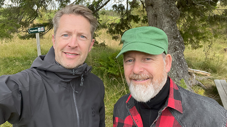 Podkast på tur: Pilegrimsprest Einar Vegge (t.h) tok med seg programleder Magne Vik Ravndal på tur langs pilegrimsleden i Skaun. 