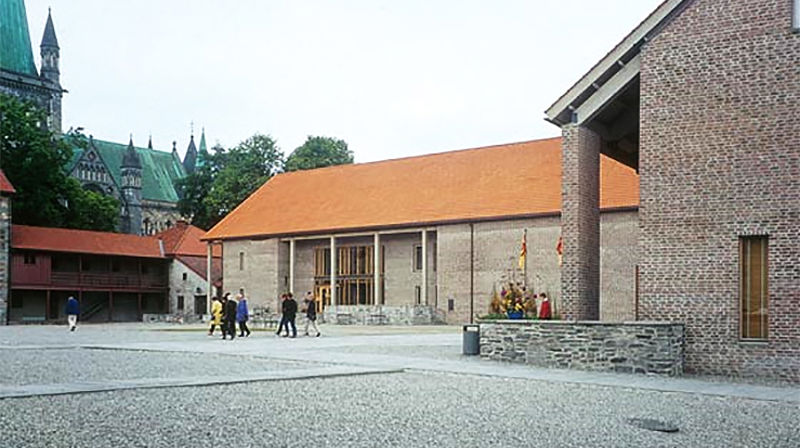 Stiftsdirektøren har det øverste ansvaret for bispedømmekontorets arbeid, er daglig leder for bispedømmerådets virksomhet, og holder til i Erkebispegården i Trondheim.