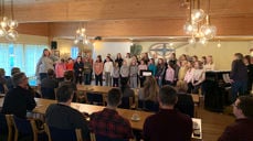 Drøyt 30 sangere fra Vivace gjorde et sterkt inntrykk på kirkemusikerne i Nidaros. Koret dirigeres av kantor Siv Anette Lorentzen (til venstre) i samarbeid med kantorene Bjørn Alexander Bratsberg og Silje Vang Pedersen (til høyre på bildet). (Foto: Magne Vik Bjørkøy)