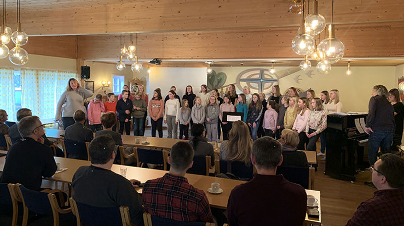 Drøyt 30 sangere fra Vivace gjorde et sterkt inntrykk på kirkemusikerne i Nidaros. Koret dirigeres av kantor Siv Anette Lorentzen (til venstre) i samarbeid med kantorene Bjørn Alexander Bratsberg og Silje Vang Pedersen (til høyre på bildet). (Foto: Magne Vik Bjørkøy)