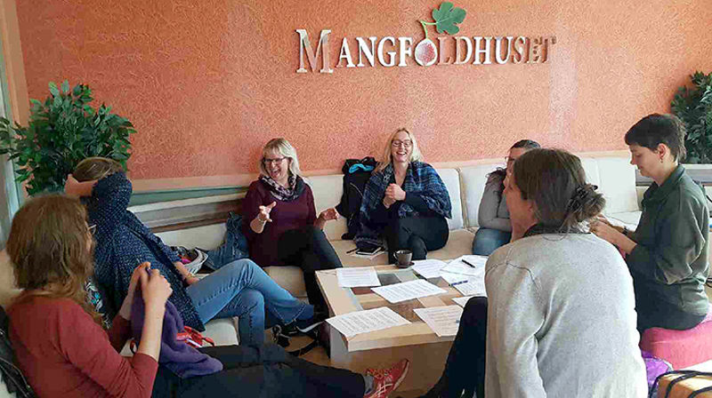 Deler av fagdagen ble brukt til praktisk gruppearbeid, der diakonene jobbet sammen - og der stemningen var upåklagelig... (Alle foto: Britt Arnhild Wigum Lindland)