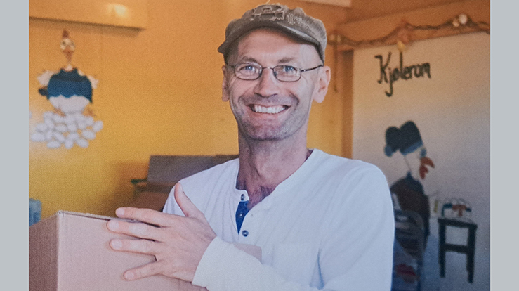 Geir Yngve Hovde er kjent som en humørfylt hønebonde på Ørlandet. Men livet har hatt både opp- og nedturer. Tirsdag 26. september forteller han sin historie til "På trua laus" i Ørland kirke.