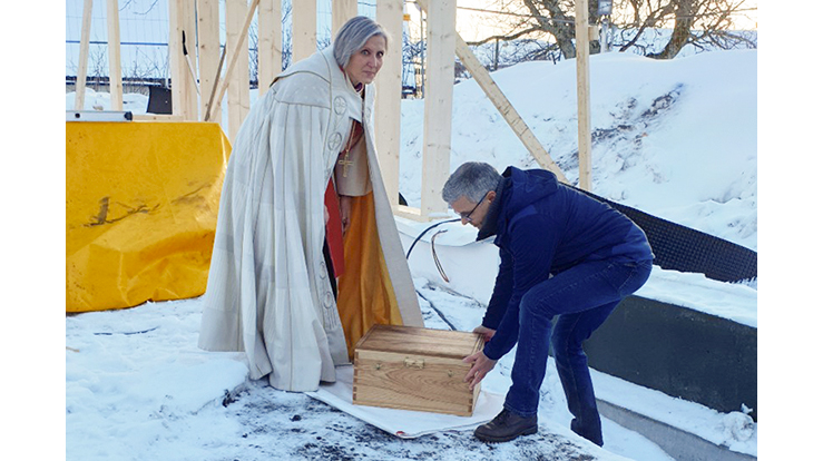 Biskop Herborg Finnset legger ned grunnsteinen for nye Rørvik kirke sammen med kirkeverge i Vikna Svein Kåre Johansen. (Alle foto: Inge Torset)