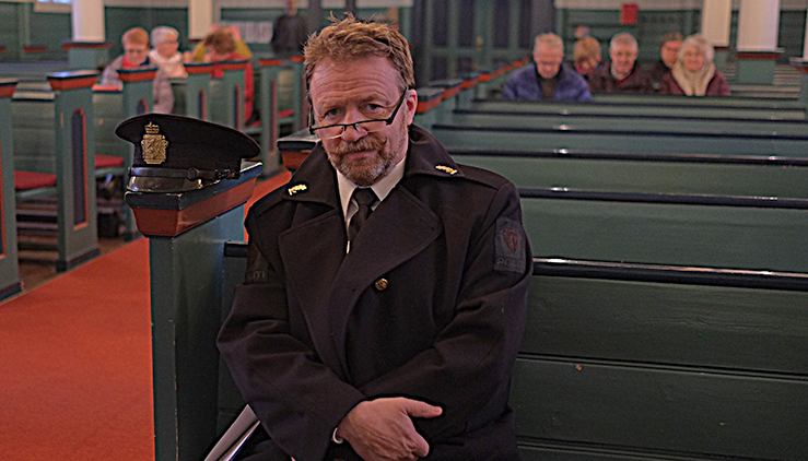 Politileder i Innherred og Namdal, Snorre Haugdal, stilte som lensmann da søndagsgudstjenesten i Egge ble gjennomført i 1920-stil. (Alle foto: Arne Opdal)