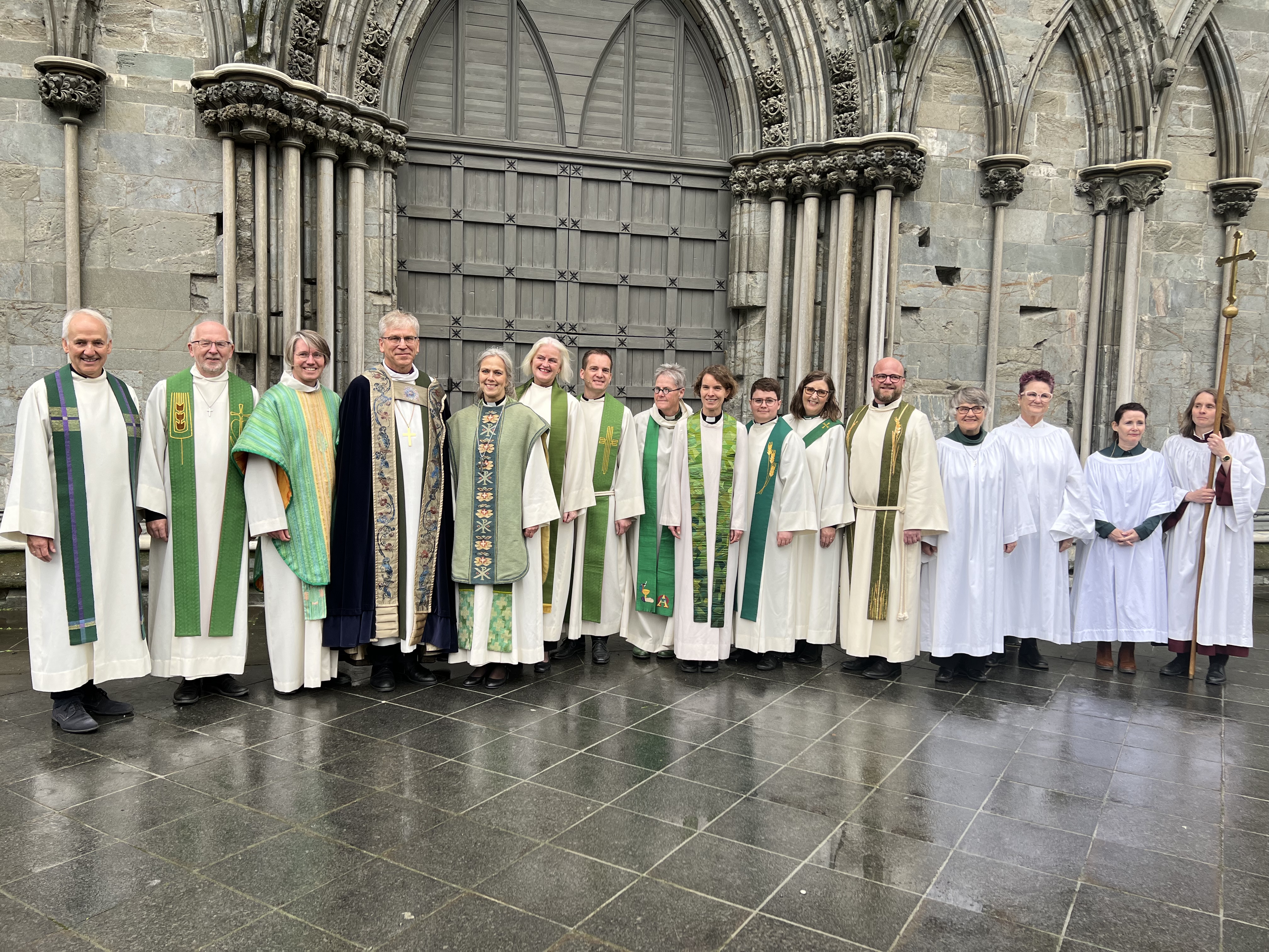 Kristin Moen Saxegaard ble søndag innsatt som domprost i Nidaros. Her står den nyinnsatte domprosten med biskop i Nidaros domprosti og preses i Den norske kirke, Olav Fykse Tveit og prester og diakon i Nidaros domprosti.