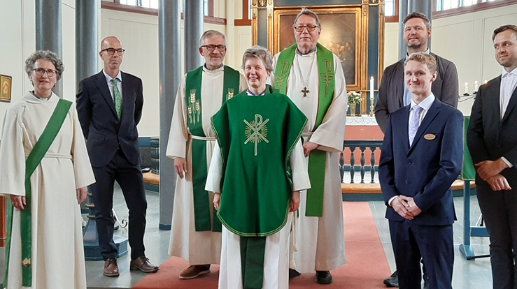 Medvirkende under innsettelsen for Wiebke Hummelgård i Børsa kirke. Fra venstre: Diakon Mette Goa Hugdal, kirkeverge Torgeir Sørhaug, sokneprest Sveinung Tennfjord, sokneprest Wiebke Hummelgård, prost Dagfinn Thomassen, menighetsrådsleder Per Morten Meistad, klokker Leif Kristian Grønning og kantor Vincentas Linkevickus. (Foto: Anne Lise Thomassen)