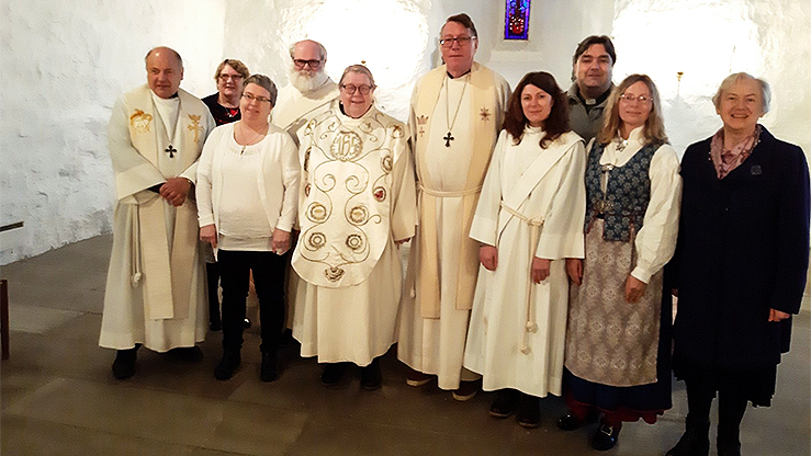 Medvirkende under innsettelsesgudstjenesten i Dolm kirke. Fra venstre: Prostiprest Bertel Aasen, kirketjener Bjørg Bjørgvik, Heidi Fuglesøy, diakon Jon Ingvar Østnes, prestevikar/sokneprest Birgith Østnes, prost Dagfinn Thomassen, diakon Maria Anonsen, kantor Silvio Krauss, kirkeverge Hege Therese Myhren og fellesrådsleder Jorunn Aune.