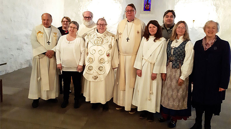 Medvirkende under innsettelsesgudstjenesten i Dolm kirke. Fra venstre: Prostiprest Bertel Aasen, kirketjener Bjørg Bjørgvik, Heidi Fuglesøy, diakon Jon Ingvar Østnes, prestevikar/sokneprest Birgith Østnes, prost Dagfinn Thomassen, diakon Maria Anonsen, kantor Silvio Krauss, kirkeverge Hege Therese Myhren og fellesrådsleder Jorunn Aune.