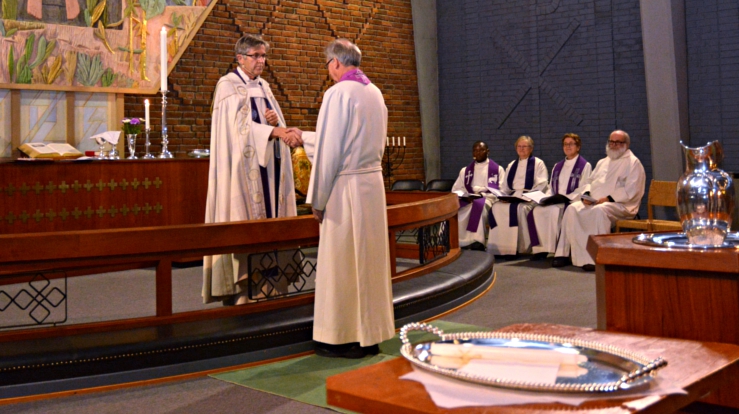 Biskop Tor Singsaas innsatte Roald Iversen som ny prost i Namdal prosti, søndag 5. desember 2016. (Foto: Namdalsavisa/Runar Moen