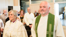 Den nye prosten i Stjørdal, Jon Henrik Gulbrandsen, ble ønsket velkommen av en fullsatt Stjørdal kirke, da han gikk inn sammen med biskop Herborg Finnset. (Alle foto: Trygve Thorsen)