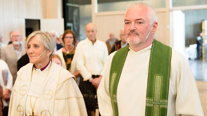 Den nye prosten i Stjørdal, Jon Henrik Gulbrandsen, ble ønsket velkommen av en fullsatt Stjørdal kirke, da han gikk inn sammen med biskop Herborg Finnset. (Alle foto: Trygve Thorsen)