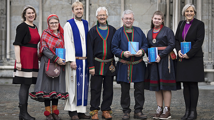 En historisk dag for sørsamisk kirkeliv, da den nye tekstboka ble innviet i Nidarosdomen. Medvirkende fra venstre: Generalsekretær i bibelskapet Ingeborg Mongstad-Kvammen, konsulent i Samisk kirkeråd Tove-Lill Labahå Magga, prest i sør-samisk område Einar Bondevik, bibeloversetter Bierna Bientie, leder for menighetsrådet i Samien Åålmege Sigfred Jåma, ungdomsleder Jenny Kkrihke Bendiksen og biskop Herborg Finnset.  (Alle foto: Elin Iversen)