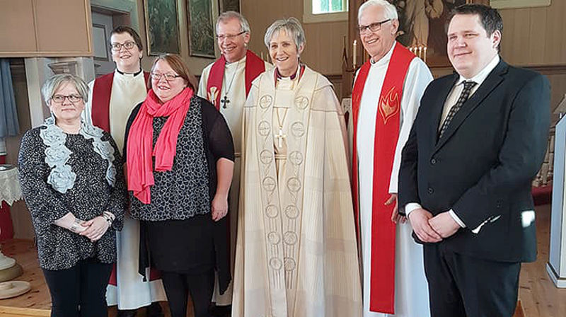 Deltagere i jubileumsgudstjenesten i Leka kirke. Fra venstre: kirketjener Monika Stene, sogneprest Donata Faustmann, menighetsrådsleder Beathe Mårvik, prost Roald Iversen, biskop Herborg Finnset, tidligere prest på Leka Ole Martin Damskog og organist Fredrik Skreddernes. (Foto: Inge Torset)