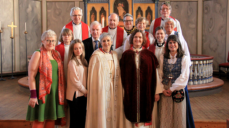 Noen av de som medvirket under den høytidelige jubileumsgudstjenesten i Moe kirke. Foran fra venstre: Margit Sødal, Astrid Svinsås, biskop Herborg Finnset, Åse Rugland og Trine Snekvik Fagerli. Andre rekke fra venstre: Kristin Strand, Jan Arild Dahl, Jorhild Ljøkjel, Elfrid Marie Hollevik-Bakken og Kirsti Kristiansen. Bak fra venstre: Birger Foseide, Bertel Aasen, Heidi Bjørkås Ljøkjel og Dagfinn Thomassen.(Alle foto: Noralf Ljøkjel)