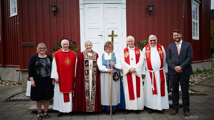 Sammen om feiringen av 200 år gamle Støren kirke. Fra venstre: Klokker Anne Grete Rognes, sokneprest Oddbjørn Stjern, biskop Herborg Finnset, leder i jubileumskomitéen Heidi Bones, prost i Gauldal prosti Øystein Flø, prostiprest Hans-Ole Sveia og leder i Støren menighetsråd Tore Wolden. Foto: Bente Eidsmo