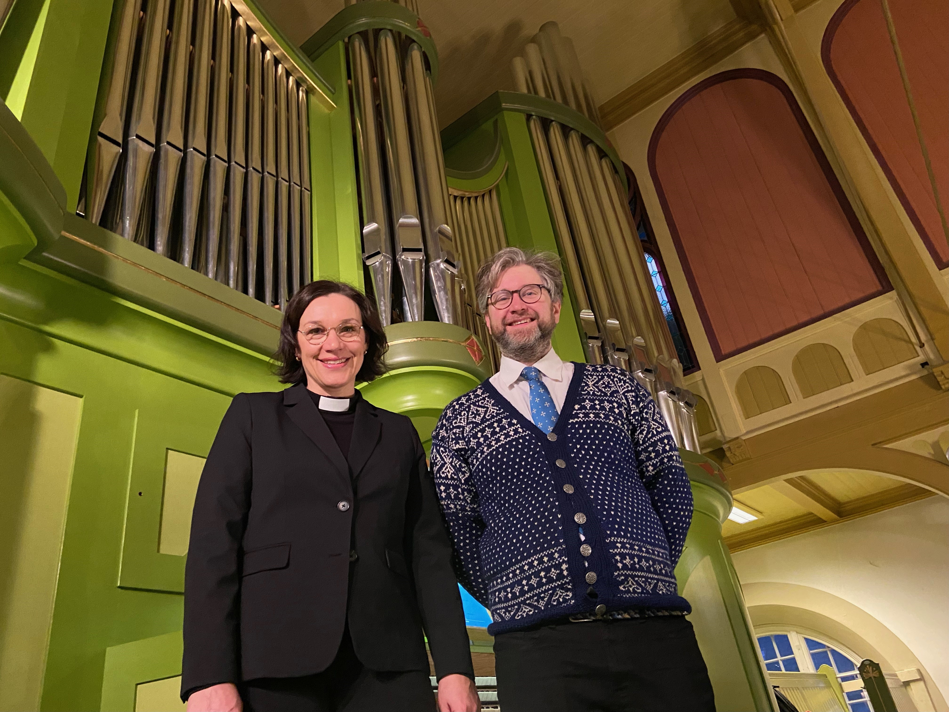 Sokneprest Sabine Kjølsvik (t.v) og kantor Erling Neergård.