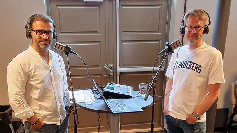 Karim Tahir (t.v) er en av dem som forteller sin historie til programleder Magne Vik Ravndal i en ny sesong av Nidaros bispedømmes podkast «På trua laus». Foto: Frode Øverby.