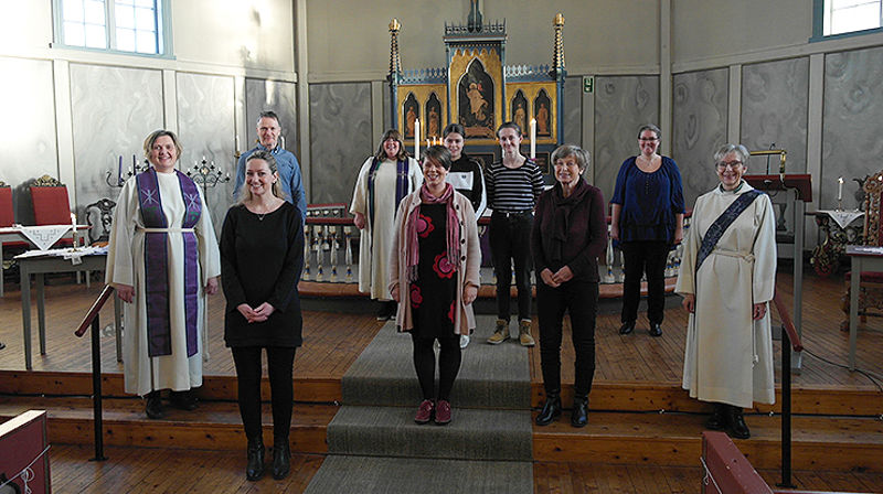Medvirkende under gudstjenesten i Orkland kirke. Fra venstre: Sokneprest Åse Rugland, kirkeverge Silje Ysland, Leder i Orkland kirkelige fellesråd Helge Klungland, sokneprest Marita Hammervik-Owen, kateket Tonje M Stølan, konfirmantene Elen Bjørnbeth og Malin Sandli Storli, klokker Jorhild Ljøkjel, menighetspedagog Liv Randi H Sødal og diakon Ingrid H Karlsen