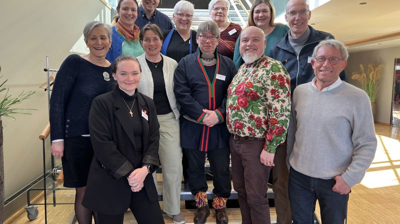 Nidaros bispedømmeråd på Kirkemøtet 2024. Fremme f.v Biskop Herborg Finnset, Ingrid Meslo (NK), Bjørn Thomas Åhren( Sørsamisk rep), Jon Fredrik Skauge(NK) Fremst: Sofie Marcelie Hopshaug-Bakke (ÅF) Bak f. v Agnes Sofie Gjeset (ÅF),Gunnar Winther (ÅF), Kjersti Ngozi Furuseth (BL), Randi Denstad (NK), Kristine Setran (Prest), Magne Bergslid (lek kirkelig)