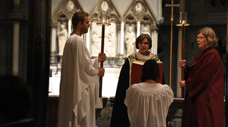 Preses Helga Haugland Byfuglien leser evangelieteksten under høytidsgudstjenesten i Nidarosdomen. (Alle foto: Magne Vik Bjørkøy)