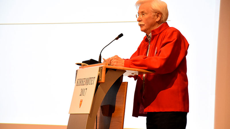 Med sin flammende røde jakke og sin karakteristiske avslutning på alle innlegg, har Jon Høsøien fra Røros blitt et tydelig innslag på årets Kirkemøte. (Alle foto: Magne Vik Bjørkøy)