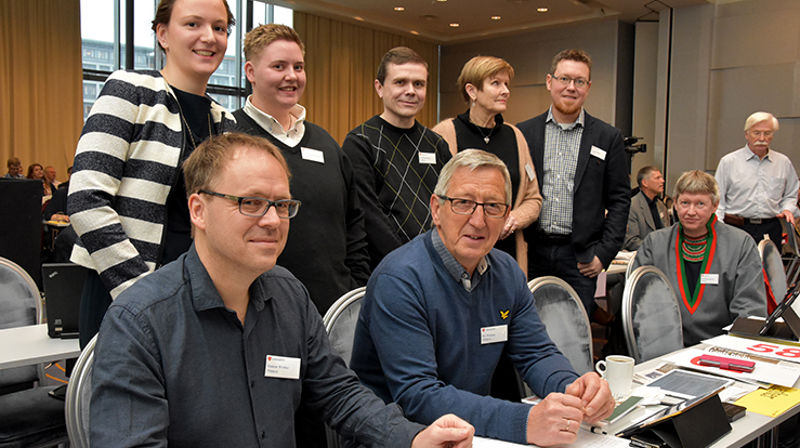 "Trønderbenken" på årets Kirkemøte i Trondheim. Bak fra venstre: Agnes Sofie Gjeset (Bispedømmerådets leder), Alex Ramstad Døsvik, Jon Roar Bruholt, Trude Holm og Harald Hauge. Foran fra venstre: Gunnar Winther, Per Winsnes, Bertil Enar Jønsson og Jon Høsøien. I tillegg er Tor Singsaas og Anne Berit Skjerve Sæter på plass som Nidaros' representanter. (Alle foto: Magne Vik Bjørkøy)
