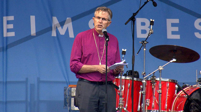 - Vi hører sammen. Derfor må vi vekke hverandre, sa biskop emeritus Tor Singsaas under Klimabrølet på Brattøra i Trondheim.