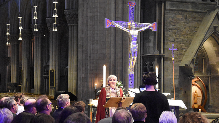 Biskop Herborg Finnset var tydelig i sin preken på at kirken trenger dem som tviler, spør og er urolige. (Alle foto: Magne Vik Bjørkøy)