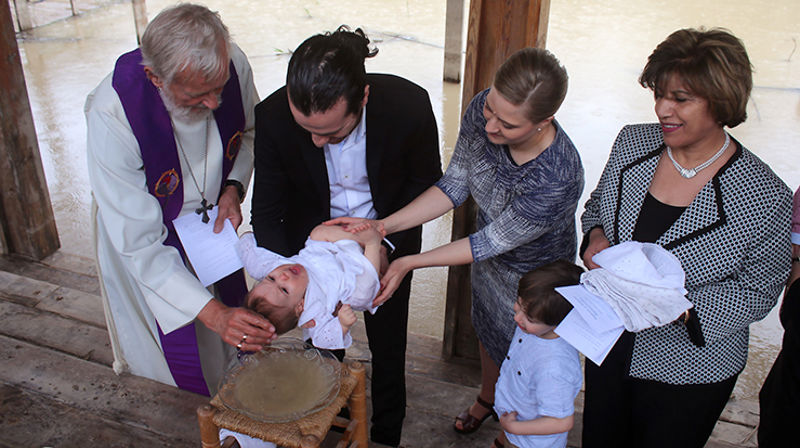 Fra en dåpshandling tidligere i år i Den evangelisk-lutherske kirken i Jordan og Det hellige land (ELCJHL). Båndet mellom ELCJHL og Den norske kirke er sterkt, her er det prest Knut Kittelsaa som forretter dåpen. (Foto: Firas Maiya/ELCJHL)