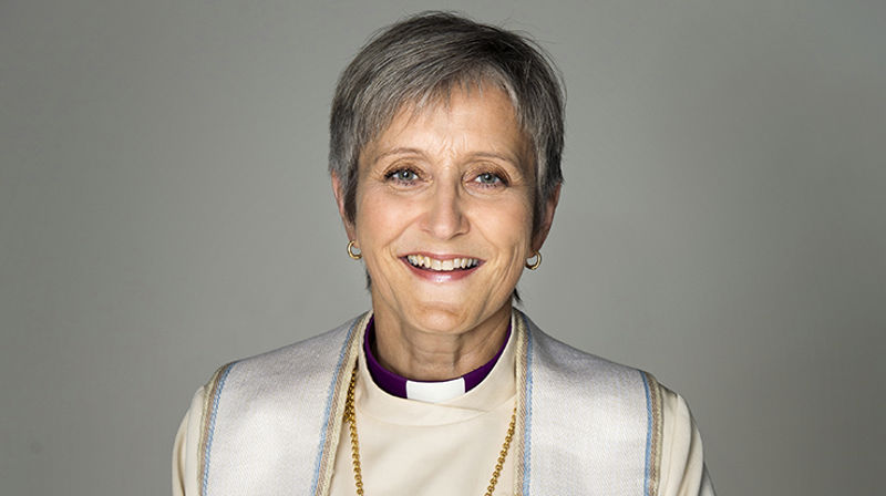 Biskop Herborg Finnset forretter i den direktesendte gudstjenesten fra Nidarosdomen.