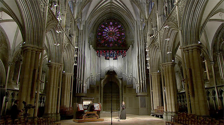 Fra den direktesendte langfredagskonserten fra Nidarosdomen. Her er domkantor Magne Harry Draagen og sangsolist Ranveig Helen Lægreid fra Trondheim vokalensemble. 