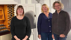 Fortjent kulturpris til kantorene Silje Vang Pedersen (f.v), Siv Anette Lorentzen og Bjørn Alexander Bratsberg. (Foto: Inderøyningen)