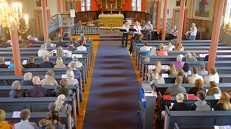 Gåsebandet på plass under Kortnebb-gudstjenesten i Beitstad kirke. Kanskje spilte de «Gjess-terday»....? (Foto: Arne Opdal)