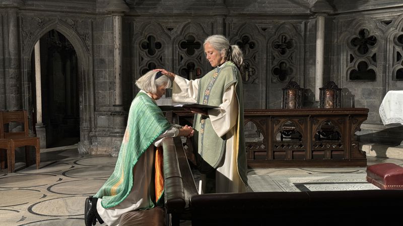 Ingrid Bolstad Kunzendorf innsettes som ny pilegrimsprest i Nidaros av domprost Kristin Moen Saxegaard.