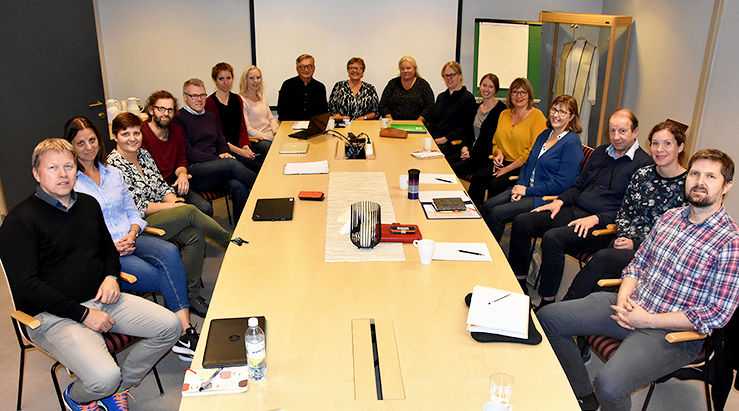 Klar for nytt studie i Erkebispegården i Trondheim. Stiftsstyreleder i Diakonforbundet Nidaros, Pål Arne Winsnes (f.h ved enden av bordet), studieleder Kari Jordheim (VID) og diakonrådgiver Britt Arnhild Wigum Lindland kunne ønske velkommen 14 studenter med ulik ansatt-bakgrunn i kirken.(Foto: Magne Vik Bjørkøy)