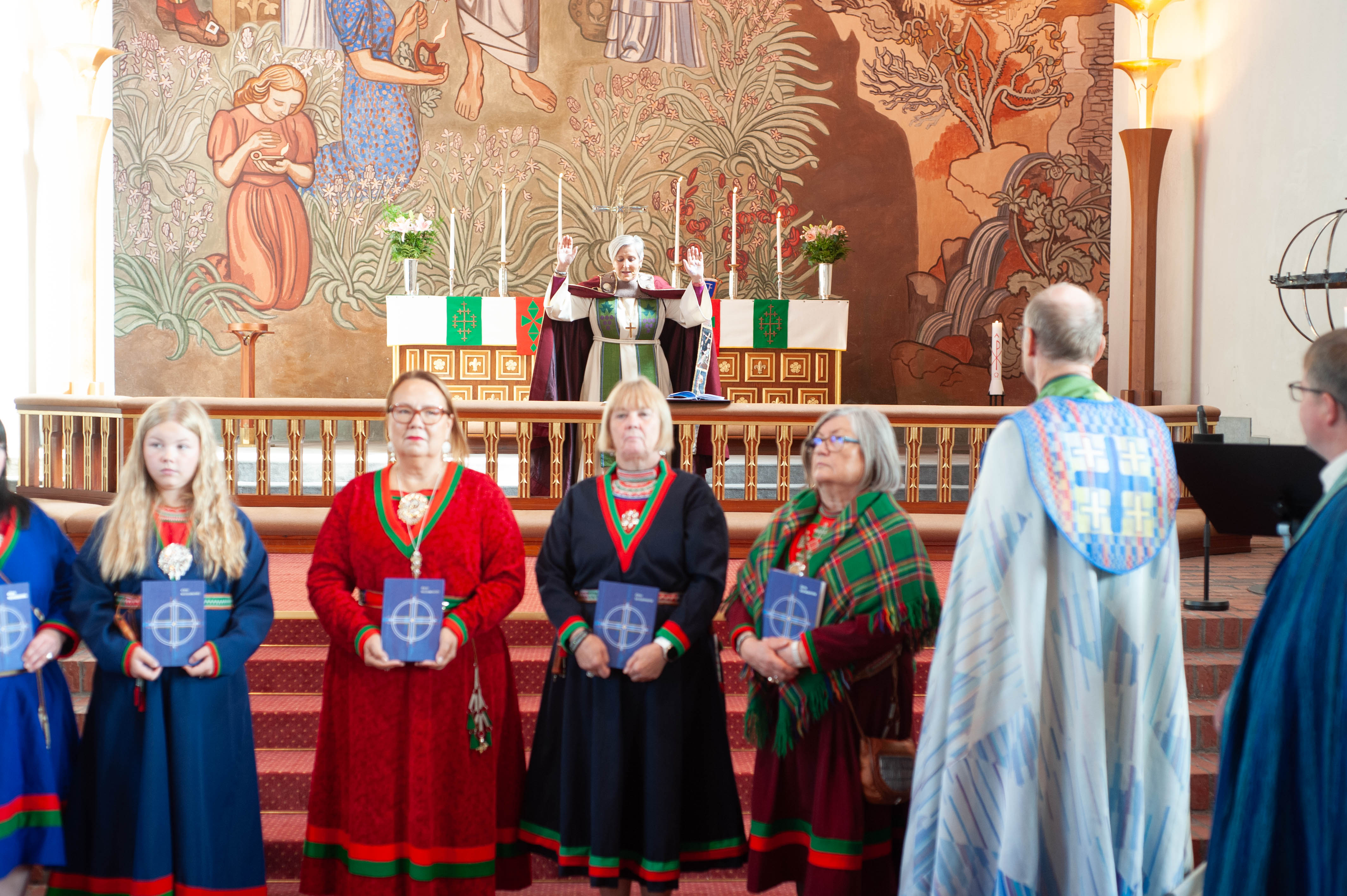9.-10. november markeres utgivelsen av Orre testamente i Trondheim og Nidarosdomen. Her lyser biskop i Nidaros, Herborg Finnset, velsignelsen under lanseringen og gudstjenestefeiringen i Stora kyrkan i Östersund i slutten av august.