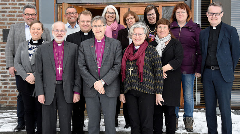 Deltakerne på årets Midt-Norden-møte, samlet utenfor Erkebispegården i Trondheim. (Foto: Magne Vik Bjørkøy)