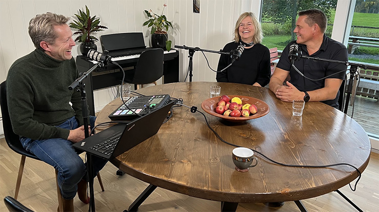 Rønnaug og Øyvind Løvrød forteller om sitt livsvalg på historiske Nærøya til programleder Magne Vik Ravndal (t.v). (Foto: Jon Ola Lien)