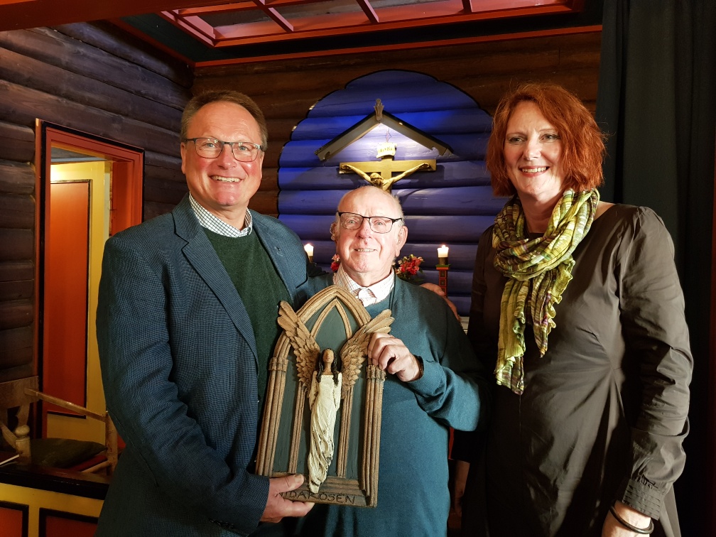 Prismottaker Robert Johansen med forslagsstiller Lars Sperre og juryens leder Gunn Ågot Leite.