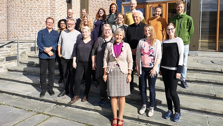 Nytilsatte prester, menighetspedagoger og trosopplærere samlet hos biskop Herborg og hennes kolleger ved bispedømmekontoret. (Foto: Magne Vik Bjørkøy)