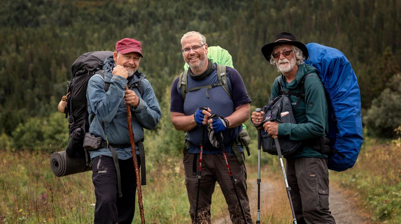 Pilegrimsprest Einar Vegge ute på vandring på Gudbrandalsleden sommaren 2022. Her i møte med to tyske teologar på veg til Nidarosdomen. Foto: Amanda Gerhardsen Vollen, Berre AS/ Nidaros bispedømmeråd