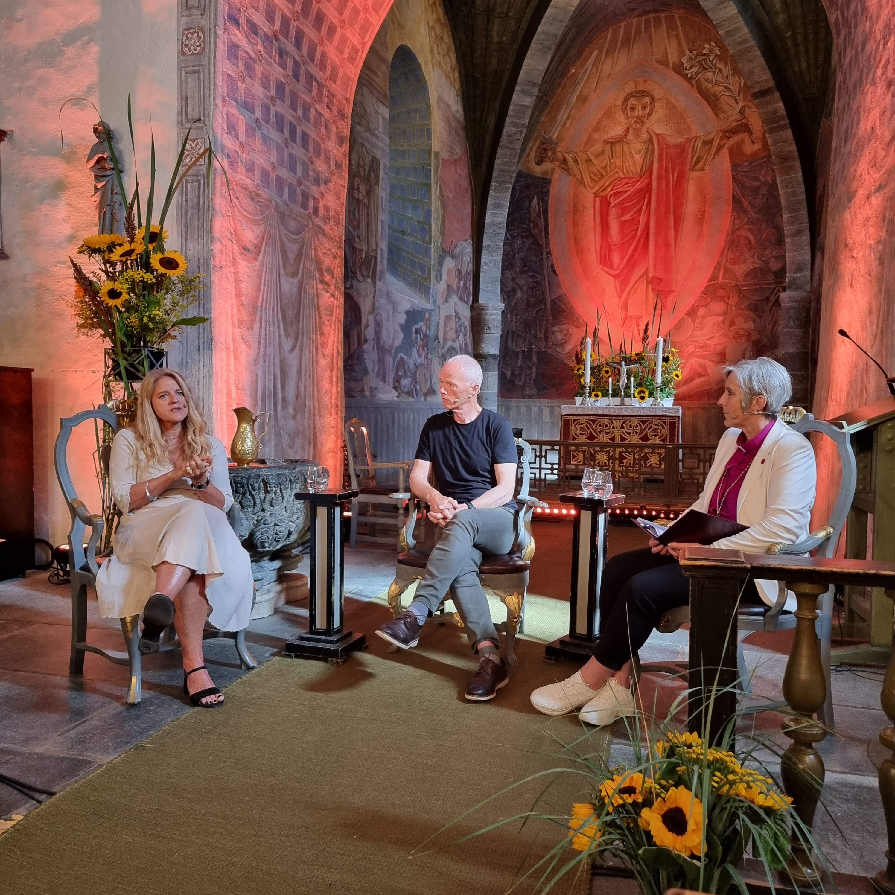 Her et glimt fra Olsoksamtalen 2022 med temaet "Gud med oss. Kirke og tro i møte med krig og krise". (F.h) Hilde Frafjord Johnson, Robert Mood  og biskop Herborg Finnset. Alle foto: Børge Lund/ Sør-Innherred kirkelige fellesråd