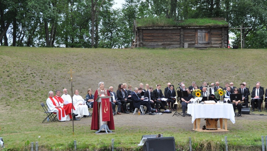 Biskop i Nidaros, Herborg Finnset, preiket under olsokhøymessen i amfiet på Stiklestad.