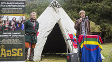 Prest i Saemien Åålmege, Einar Bondevik (t.h), fremførte oppropet mot vindkraft på Stokkfjellet, på vegne av menigheten og Nidaros biskop. Til venstre står reineier Nils Mathias Brandsfjell, han er en av reineierne i Gåebrien Sijte/Riast-Hylling reinbeitedistrikt. (Foto: Bente Haarstad)